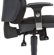 Seitenansicht eines schwarzen Drehsessels mit Armlehne und verstellbarem Mechanismus.