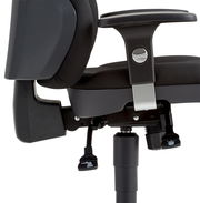 Seitenansicht eines schwarzen Drehsessels mit Armlehne und verstellbarem Mechanismus.