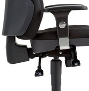 Seitenansicht eines schwarzen Drehsessels mit Armlehne und verstellbarem Mechanismus.