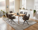 Esszimmer mit sechs braunen Sesseln um einen Holztisch, helle und moderne Einrichtung, seitliche Perspektive