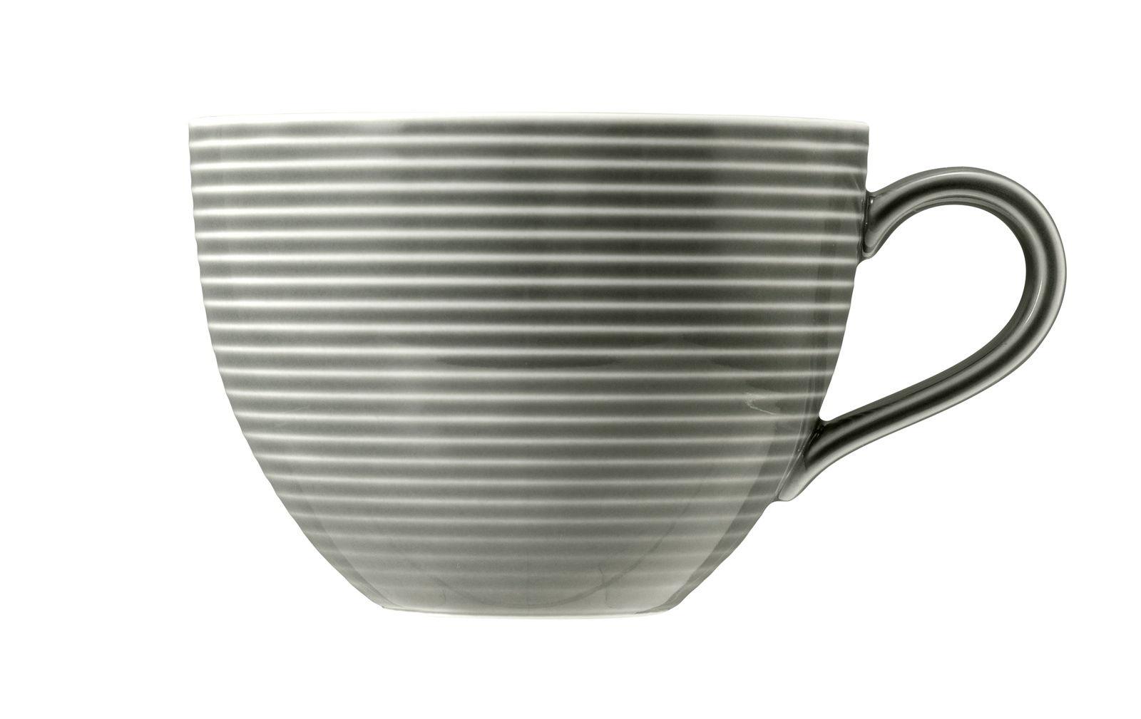 Graue Milchkaffeetasse mit horizontalen Streifen, seitliche Perspektive