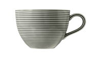 Graue Milchkaffeetasse mit horizontalen Streifen, seitliche Perspektive