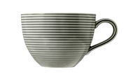 Graue Milchkaffeetasse mit horizontalen Streifen, seitliche Perspektive