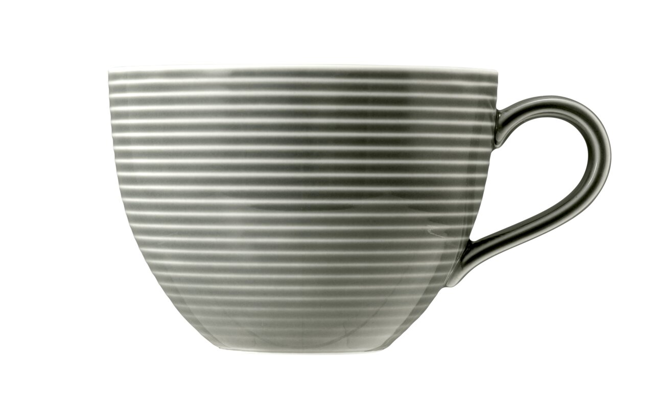 Graue Milchkaffeetasse mit horizontalen Streifen, seitliche Perspektive