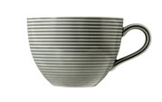 Graue Milchkaffeetasse mit horizontalen Streifen, seitliche Perspektive
