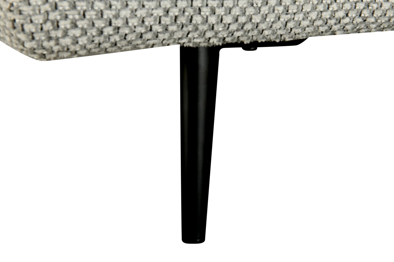 Nahaufnahme eines schwarzen Metallbeins eines Sofas mit grauem Stoffbezug, seitliche Perspektive