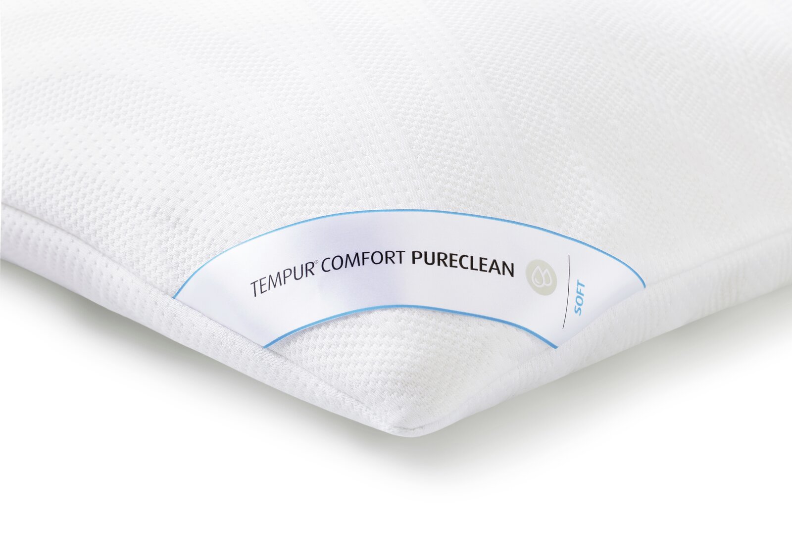 Tempur Schlafkissen COMFORT Nahaufnahme eines weißen Tempur Schlafkissens 80 x 40 cm mit der Aufschrift 'COMFORT PURECLEAN' und 'SOFT'.