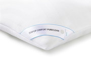 Nahaufnahme eines weißen Tempur Schlafkissens 80 x 40 cm mit der Aufschrift 'COMFORT PURECLEAN' und 'SOFT'.