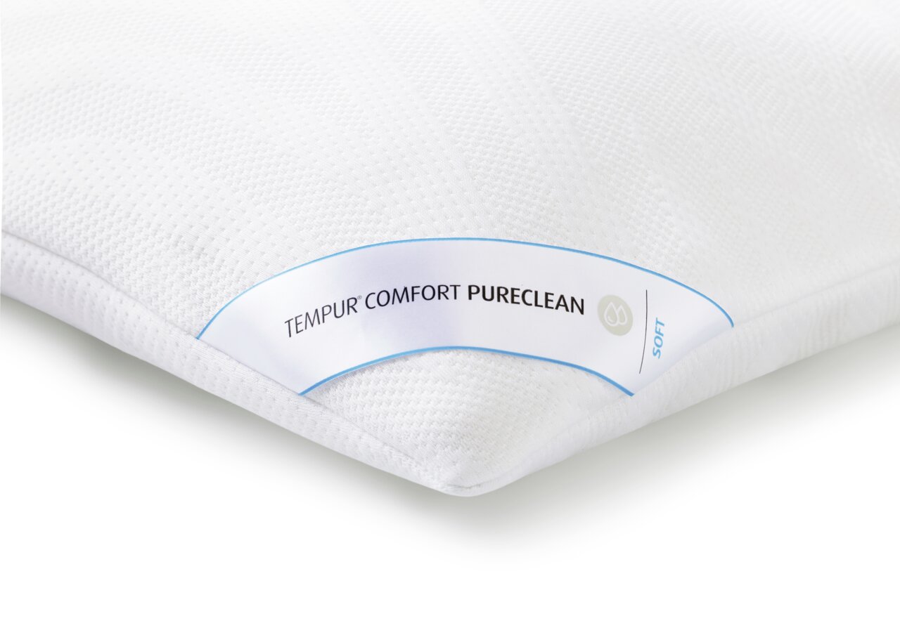Nahaufnahme eines weißen Tempur Schlafkissens 80 x 40 cm mit der Aufschrift 'COMFORT PURECLEAN' und 'SOFT'.