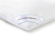 Nahaufnahme eines weißen Tempur Schlafkissens 80 x 40 cm mit der Aufschrift 'COMFORT PURECLEAN' und 'SOFT'.