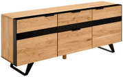 TV-Lowboard aus hellem Holz mit schwarzen Akzenten, seitliche Perspektive