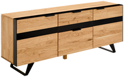 TV-Lowboard aus hellem Holz mit schwarzen Akzenten, seitliche Perspektive