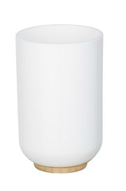 Weißer Zahnputzbecher Posa mit Holzfuß, seitliche Perspektive