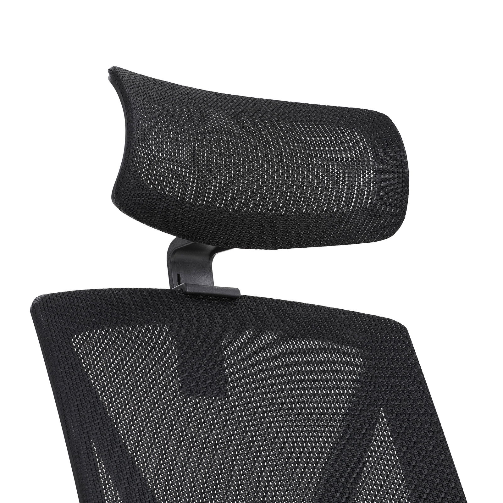 Nahaufnahme eines schwarzen Drehstuhls mit Netzrückenlehne und Kopfstütze, seitliche Perspektive