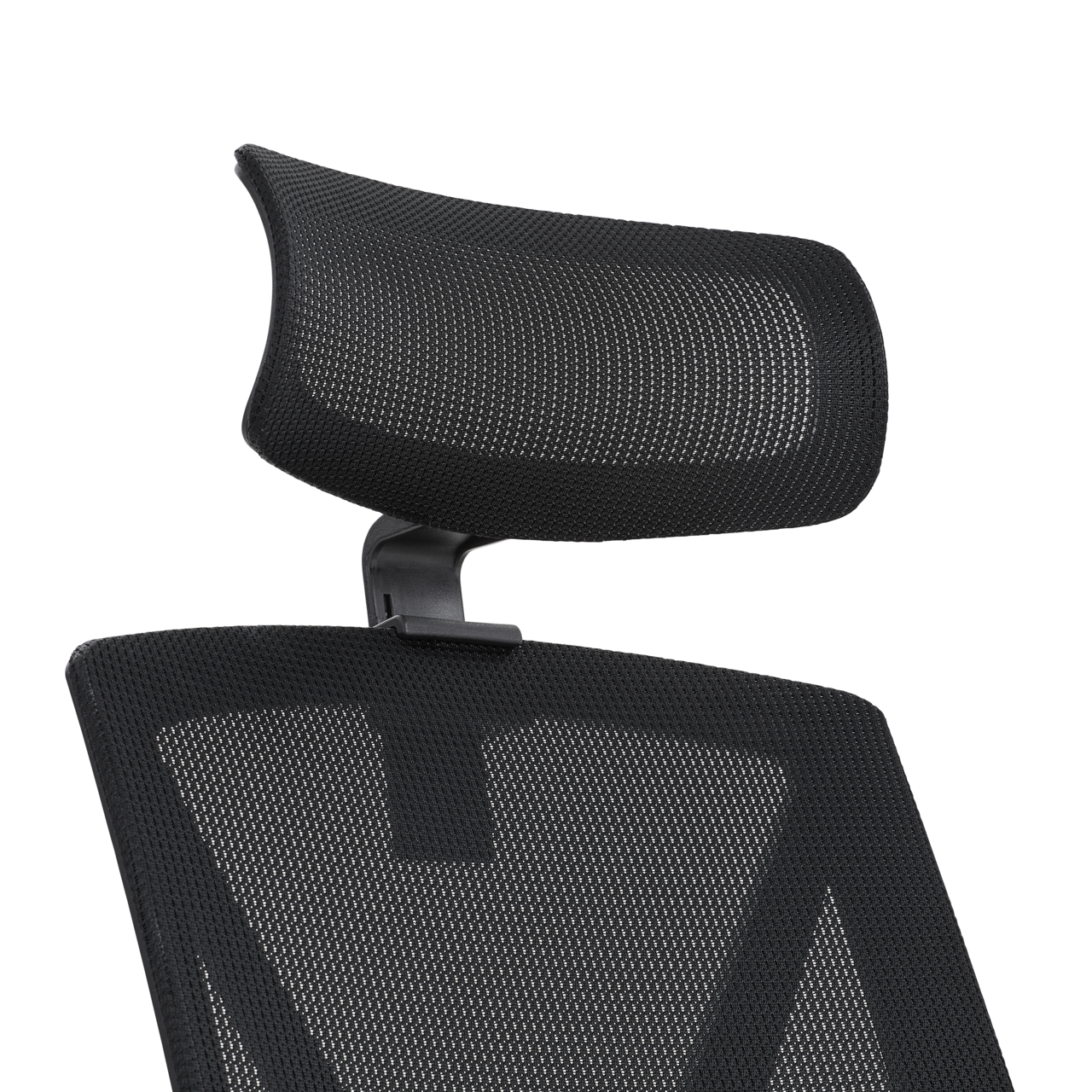 Nahaufnahme eines schwarzen Drehstuhls mit Netzrückenlehne und Kopfstütze, seitliche Perspektive