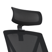 Nahaufnahme eines schwarzen Drehstuhls mit Netzrückenlehne und Kopfstütze, seitliche Perspektive