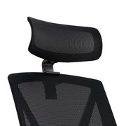 Nahaufnahme eines schwarzen Drehstuhls mit Netzrückenlehne und Kopfstütze, seitliche Perspektive