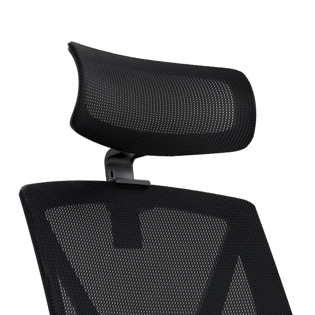 Nahaufnahme eines schwarzen Drehstuhls mit Netzrückenlehne und Kopfstütze, seitliche Perspektive