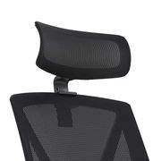 Nahaufnahme eines schwarzen Drehstuhls mit Netzrückenlehne und Kopfstütze, seitliche Perspektive