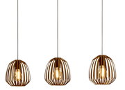 Drei moderne Pendelleuchten aus Holz mit offenen, käfigartigen Schirmen, die von der Decke hängen. Frontalansicht.