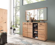 Moderner XL-Schuhschrank aus Holz mit mehreren Schubladen und offenen Fächern, frontal fotografiert, mit dekorativem Spiegel darüber.