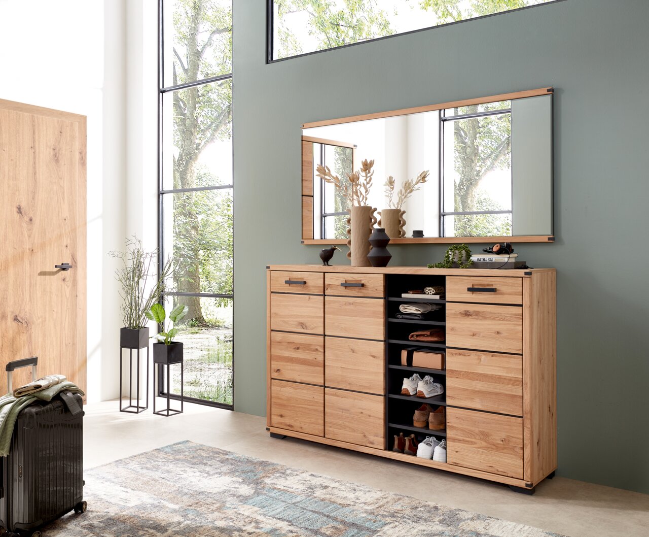 Linea Natura XL-Spiegel GENUA II Moderner XL-Schuhschrank aus Holz mit mehreren Schubladen und offenen Fächern, frontal fotografiert, mit dekorativem Spiegel darüber.