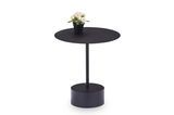 Schwarzer Beistelltisch mit runder Tischplatte und zylindrischem Fuß, darauf steht ein kleiner Blumentopf mit weißen Blumen, seitliche Perspektive.