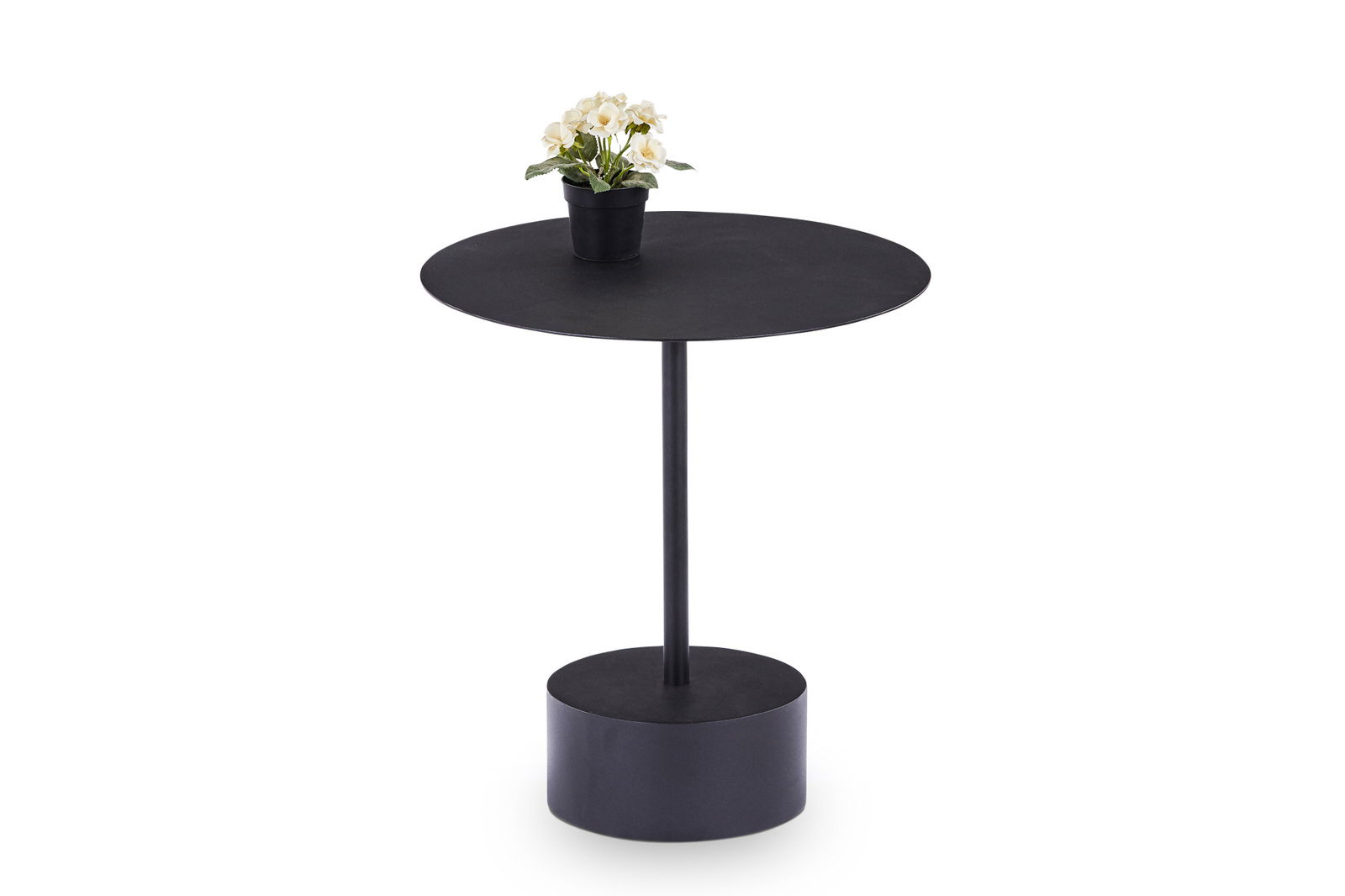 Schwarzer Beistelltisch mit runder Tischplatte und zylindrischem Fuß, darauf steht ein kleiner Blumentopf mit weißen Blumen, seitliche Perspektive.