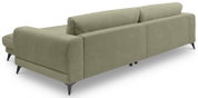 Olivgrünes Stoffsofa mit Chaise links und schwarzen konischen Füßen, Ansicht schräg von hinten rechts