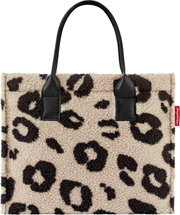Beige Shopper-Tasche aus Teddyfleece mit schwarzem Leopardenmuster und zwei schwarzen Tragehenkeln, frontal von vorn auf weißem Hintergrund