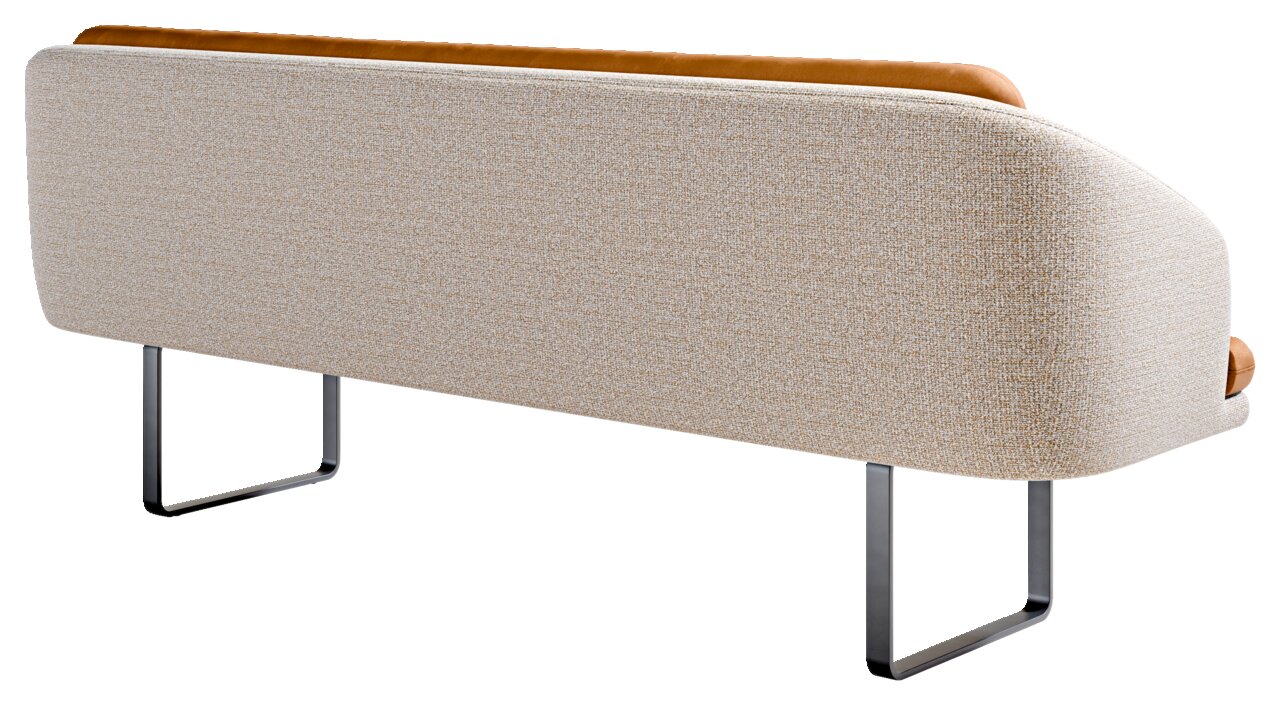 Achterkant van een moderne bank met een beige stoffen bekleding, cognackleurige lederen bekleding aan de bovenkant en zwarte metalen poten tegen een witte achtergrond
