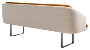 Achterkant van een moderne bank met een beige stoffen bekleding, cognackleurige lederen bekleding aan de bovenkant en zwarte metalen poten tegen een witte achtergrond