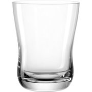 Transparenter Becher aus Glas mit geschwungener Form, frontal fotografiert.