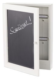 Weißer Schlüsselkasten mit Kreidetafel auf der Vorderseite, leicht geöffnet, zeigt Innenhaken für Schlüssel.