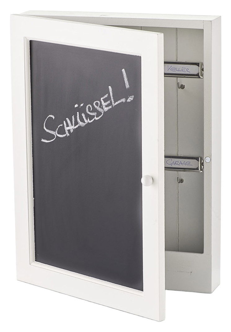 Weißer Schlüsselkasten mit Kreidetafel auf der Vorderseite, leicht geöffnet, zeigt Innenhaken für Schlüssel.