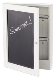 Weißer Schlüsselkasten mit Kreidetafel auf der Vorderseite, leicht geöffnet, zeigt Innenhaken für Schlüssel.