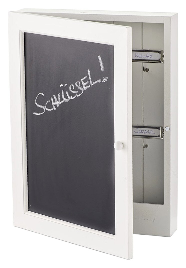 Weißer Schlüsselkasten mit Kreidetafel auf der Vorderseite, leicht geöffnet, zeigt Innenhaken für Schlüssel.