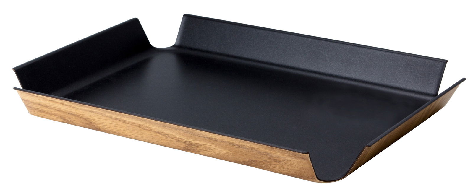 Schwarzes, rutschfestes Tablett mit Holzoptik an den Seiten, aus seitlicher Perspektive fotografiert.