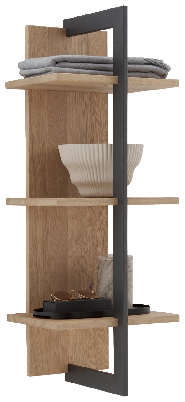 Valdera Wandregal STEEL Wandregal aus Holz mit drei Ebenen, dekoriert mit Handtüchern, einer Schale und Accessoires, seitliche Perspektive.