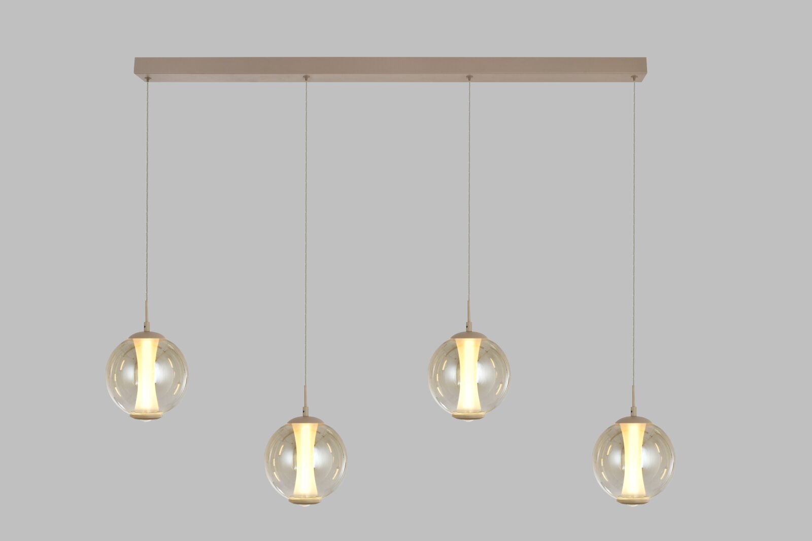 Vooraanzicht van een moderne beige hanglamp met vier transparante glazen bollen en warmwitte verlichting, speels op verschillende hoogtes geplaatst aan een langwerpige plafondbalk.