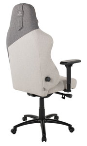 Rückansicht eines modernen Gaming-Stuhls mit ergonomischem Design, grauem Stoffbezug und verstellbaren Armlehnen.