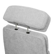 Rückansicht eines grauen Chefsessels mit verstellbarer Kopfstütze