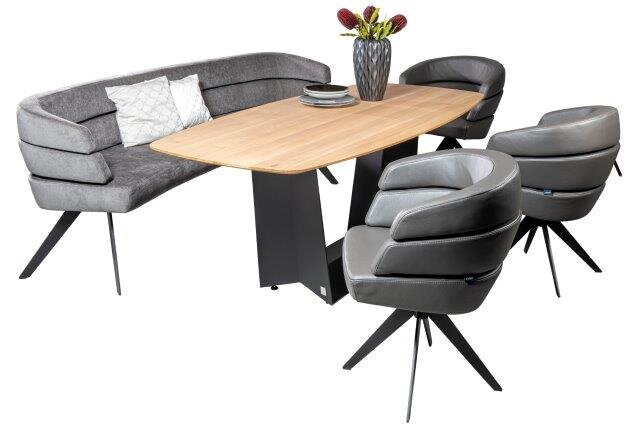 Essgruppe mit modernem Esstisch aus Holz und grauen Polstermöbeln, bestehend aus einer Sitzbank und drei Sesseln, seitliche Perspektive