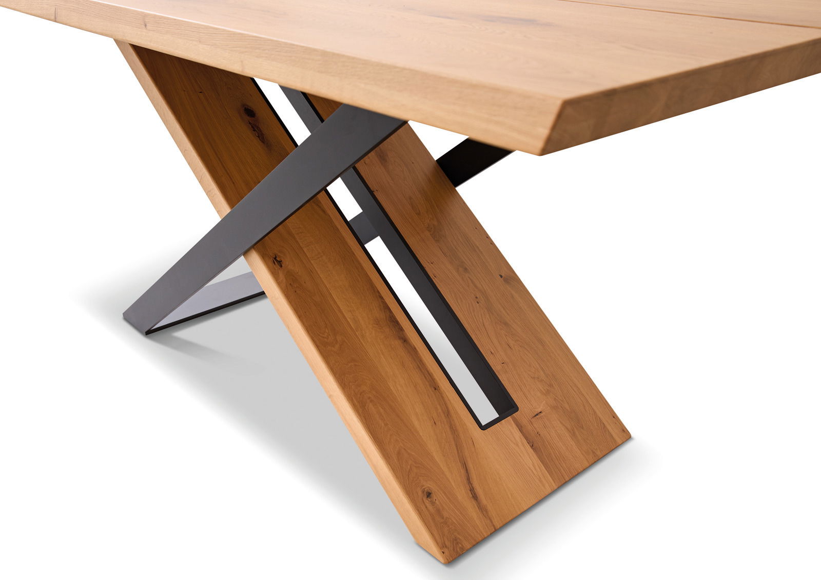 Nahaufnahme eines modernen Esstisches mit einer Tischplatte aus Holz und einem X-förmigen Metallgestell, seitliche Perspektive.