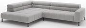 Lichtgrijze ribstof hoekbank met chaise longue links, gecapitonneerde zittingen en zwarte metalen poten, getoond in schuin vooraanzicht