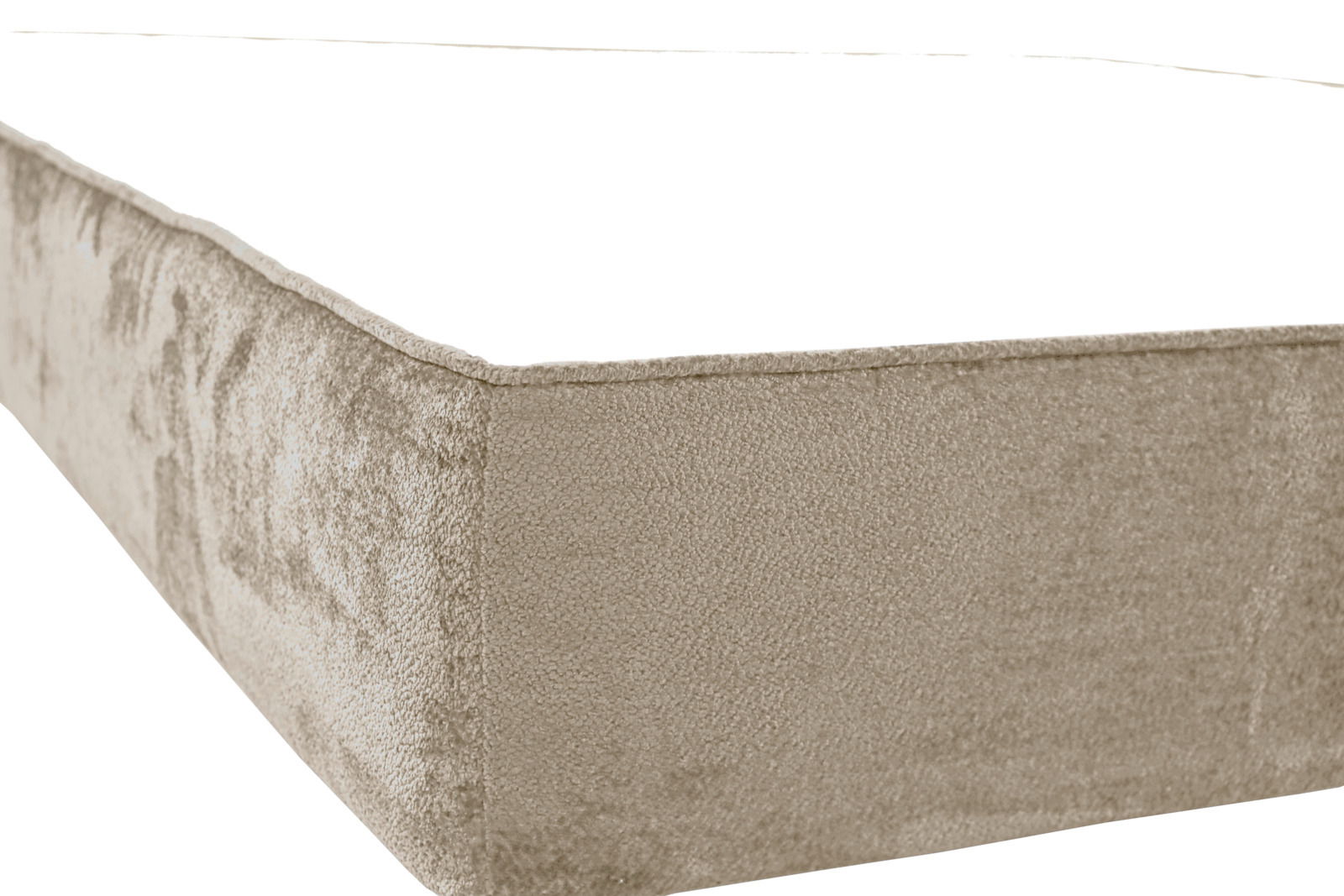 Nahaufnahme eines beigen Polsterbettrahmens aus seitlicher Perspektive