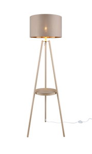 Beige dreibeinige Stehlampe mit zylindrischem Stoffschirm und Ablageplatte, warm leuchtend, freigestellt auf weißem Hintergrund, Frontansicht auf Augenhöhe