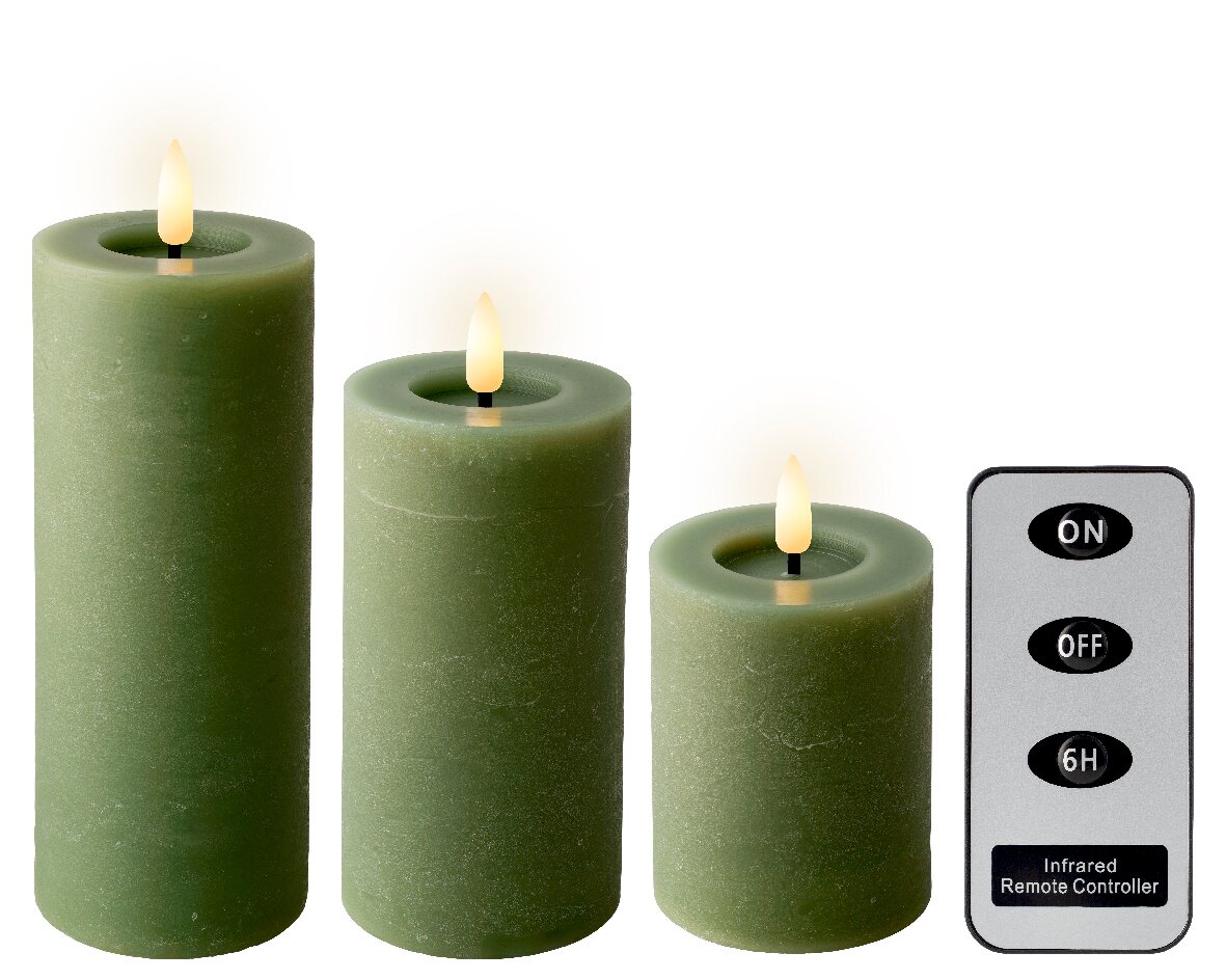 Drei grüne LED-Kerzen aus Wachs in verschiedenen Größen mit flackernder Flamme, begleitet von einer Fernbedienung. Frontalansicht.