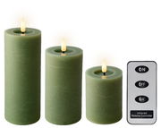 Drei grüne LED-Kerzen aus Wachs in verschiedenen Größen mit flackernder Flamme, begleitet von einer Fernbedienung. Frontalansicht.