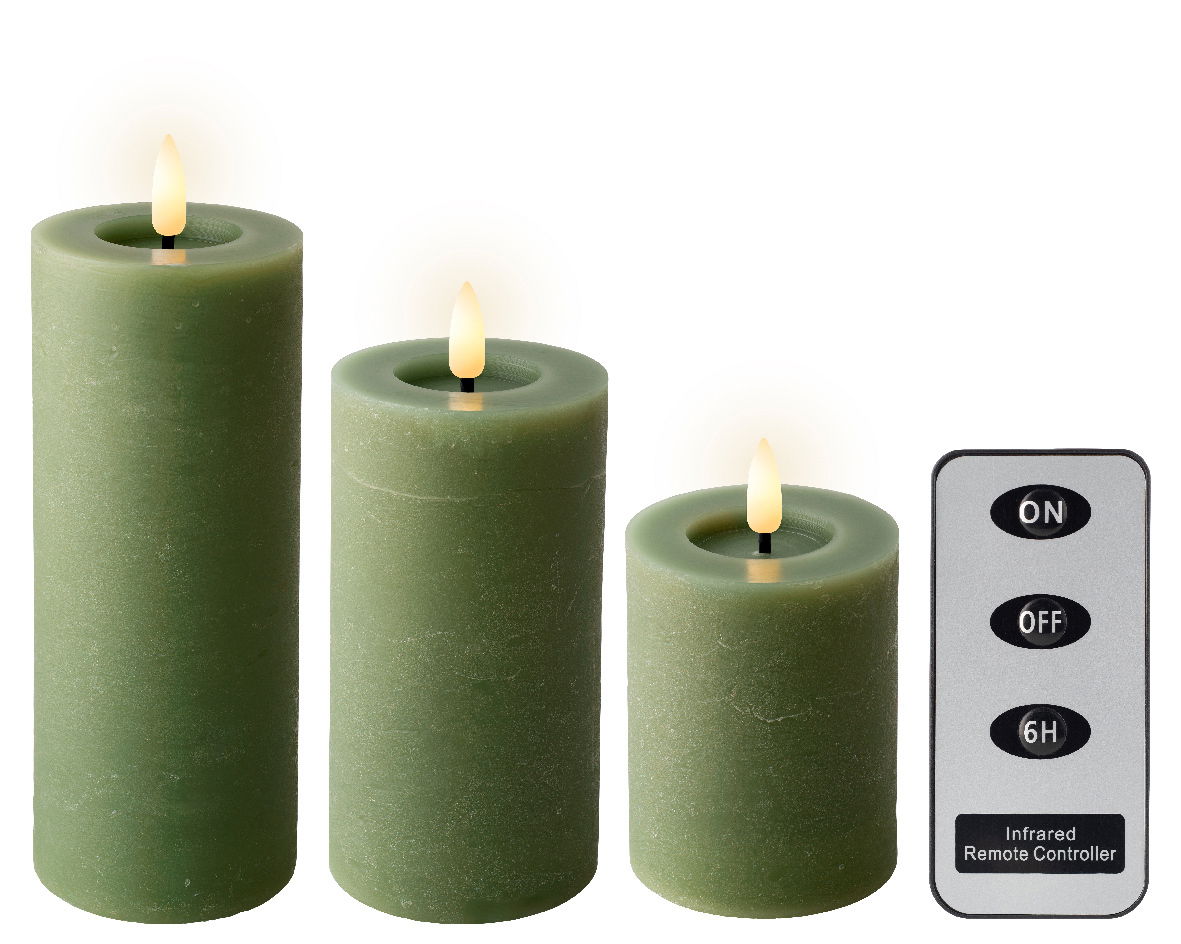 Drei grüne LED-Kerzen aus Wachs in verschiedenen Größen mit flackernder Flamme, begleitet von einer Fernbedienung. Frontalansicht.